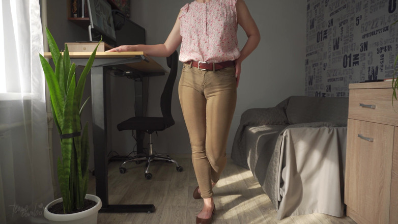 Teasecombo 4K: La collega monella mostra la sua figa