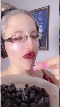 Asmr Blueberry kha rahi hai - asmr, chashma, jaiyantes