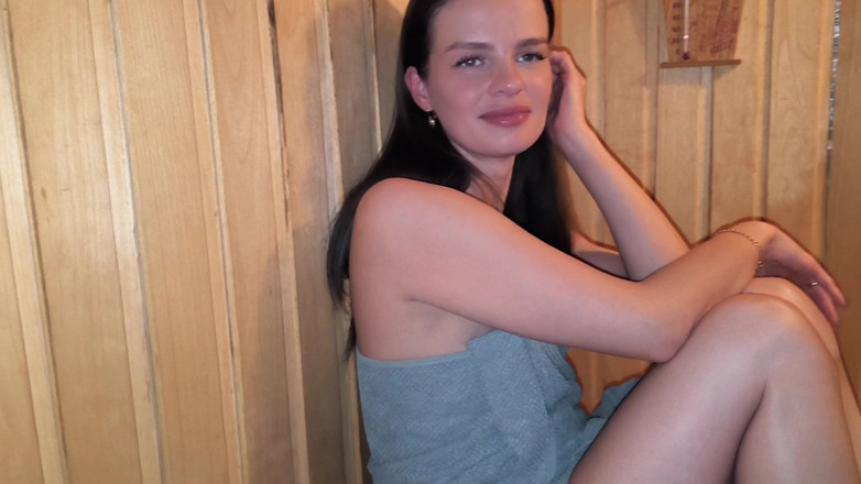 S-Wife Katy: Vi a una hermosa chica en una sauna pública y...