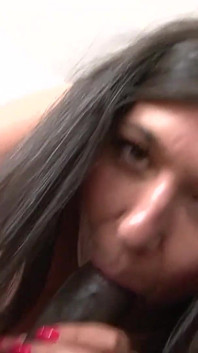 Cette MILF très sexy aux seins naturels géants adore se faire baiser par un black à grosse bite