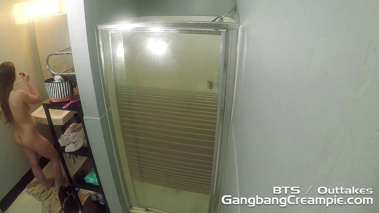 Aziani: ruda Scarlett wysysa 5 facetów