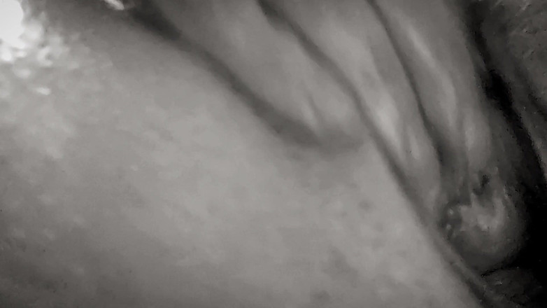 Mrs. Dickinson and Roughael: Poesje vuistneuken en slaan, close-up