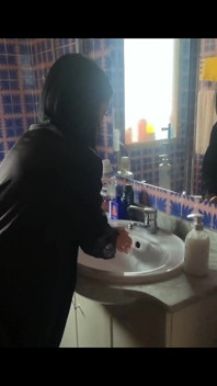 Mama mea vitregă mă prinde uitând la ea la duș
