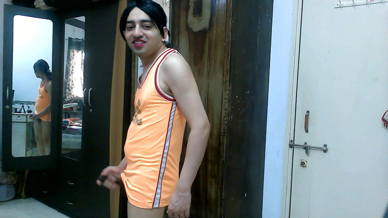 Cute & Nude Crossdresser: Süßer sissy transvestiert femboy Sweet Lollipop nur in einem tank-top.