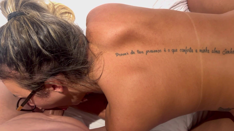 Agatha Lyra: Seorang lagi di dalam, dia masuk ke pintu dan menolak.