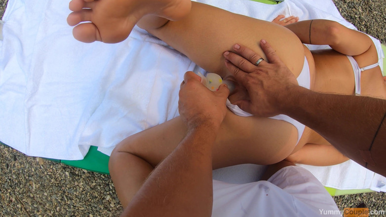 Yummy Couple: Ultra apertada milf com tesão recebe uma massagem e banho...