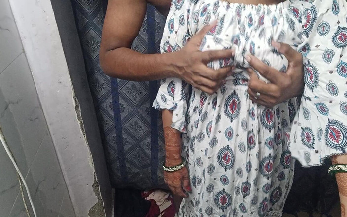 Hindi-Sex: Soție indiană cu țâțe mari care alăptează futută cu sex complet...