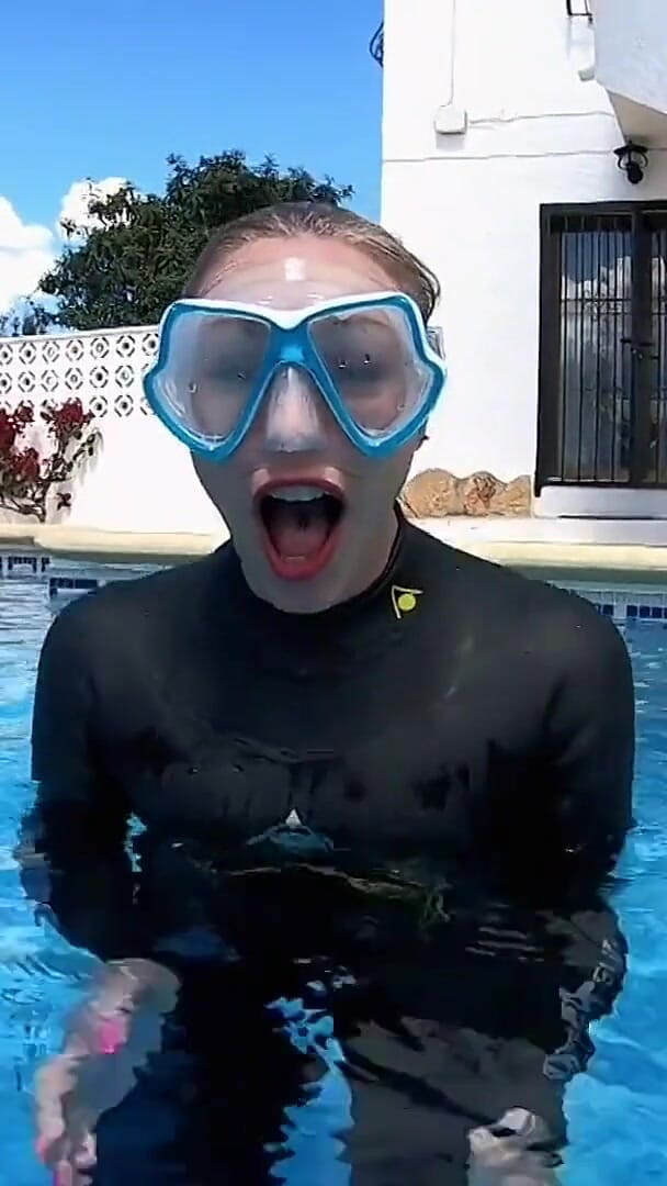 UKCuteGirl Lucy Lauren: Underwater Blowjob Challenge - Gagging on My Sinking Dildo
