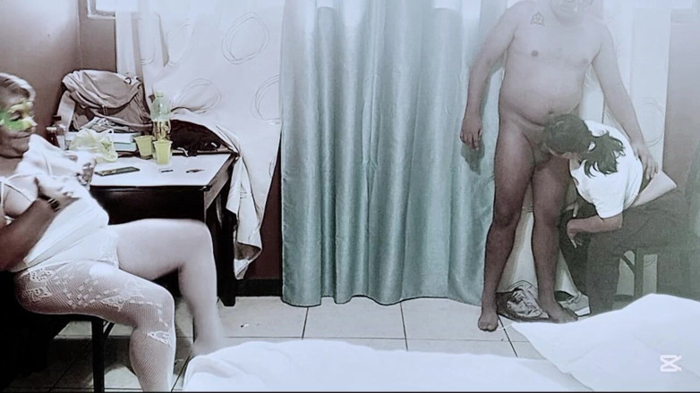 Sofixxx: Babcia się masturbuje, obserwując, jak moja przyrodnia siostra ssie mi...