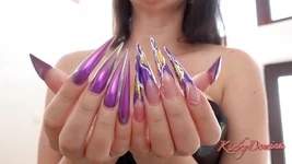 Adora le mie unghie lunghe viola