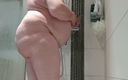 Karlchengeil: Intensives duschen - ganzkörperansicht