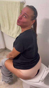 Yo en el baño tratando y empujando