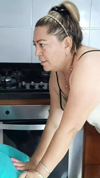 Une femme mature sexy séduit son beau-fils
