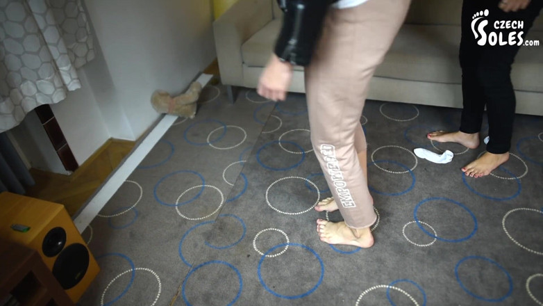 Czech Soles - foot fetish content: Çifte çiğneme, sakso ve bakış açısıyla aşağılama