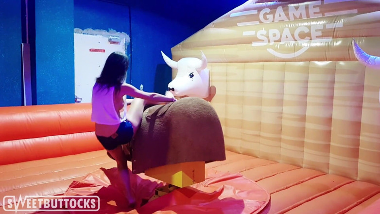 SweetButtocks: Hete brunette met grote tieten opgezadelde bull in pretpark