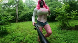 ゲイント偽乳ジョンスケアクロウはデイジーデュークスで森の中を散歩し、オナニーしながらタイトなトップスを着ています