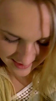 Gorąca młoda blondynka zostaje zerżnięta przez ogromnego kutasa nieznajomego i jest do bani