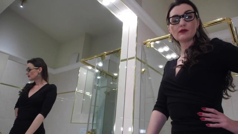 Lady Victoria Valente: Talons hauts, marches bruyantes dans la salle de bain - clip...