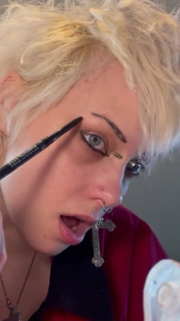 Gadis gothik glitterqueen1999 mengabaikanmu saat dia menerapkan riasan wajah, lipstik hitam, fetish lipstik mengabaikan fetish, penghinaan