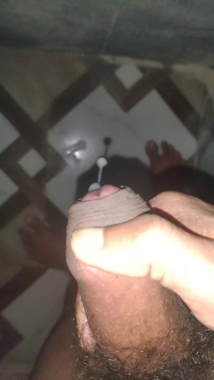 Desi_boyz: Un giovane indiano si masturba in bagno sborrata