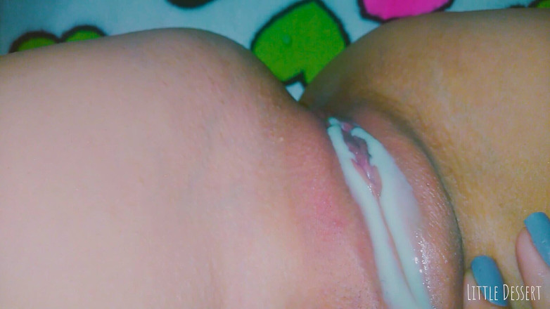 Little Dessert: La chatte rose du petit dessert a un goût si...