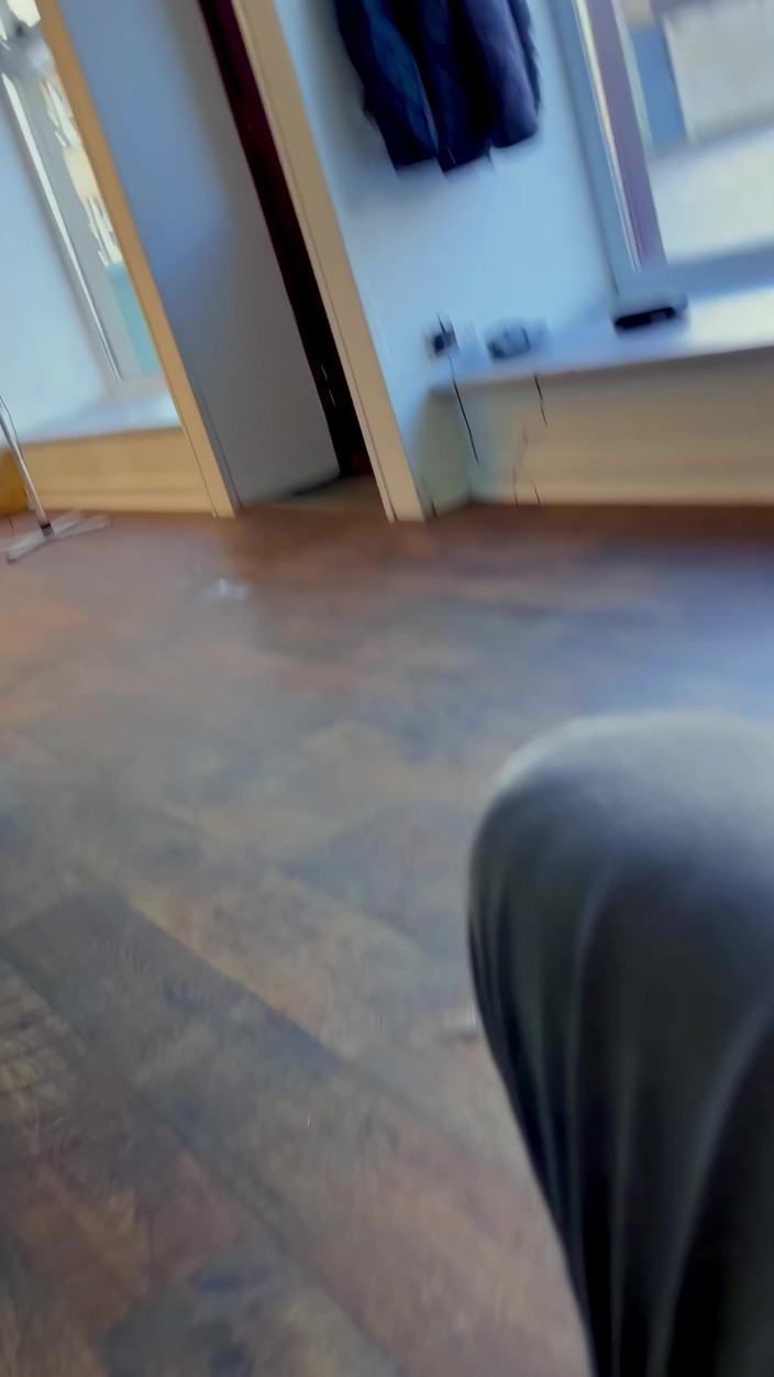 NakedFoxx: Rischioso barbiere sborra sgrillettando fino all'orgasmo con persone vicino