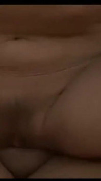 Chica de pelo rojo fuera del coño follando en posición de caza, penetrada anal