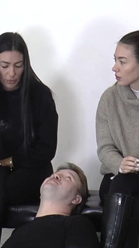 Olga en Natasa roken