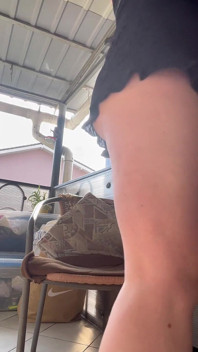 在阳台上用新的紧身衣服和马桶刷自慰