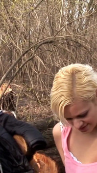 Wytatuowana blondynka zostaje wkręcona na zewnątrz