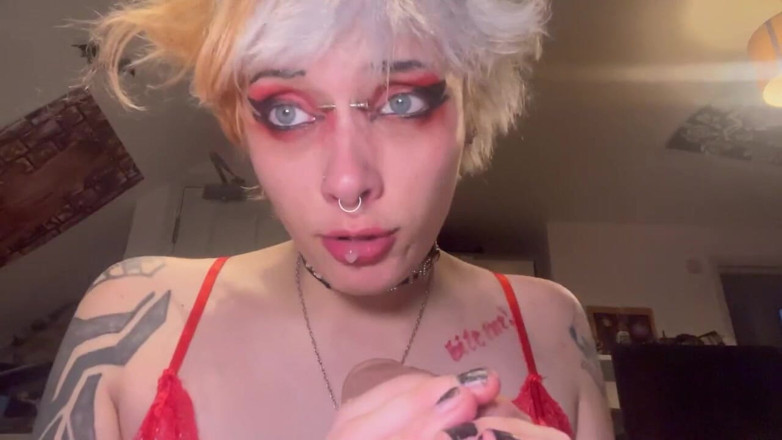Glitterqueen1999: O asistentă gotică sexy îți oferă suge pula finală și se fute înainte...