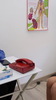 Vrouw heeft seks met een goed bedeelde gynaecoloog terwijl haar man in de kamer wacht!