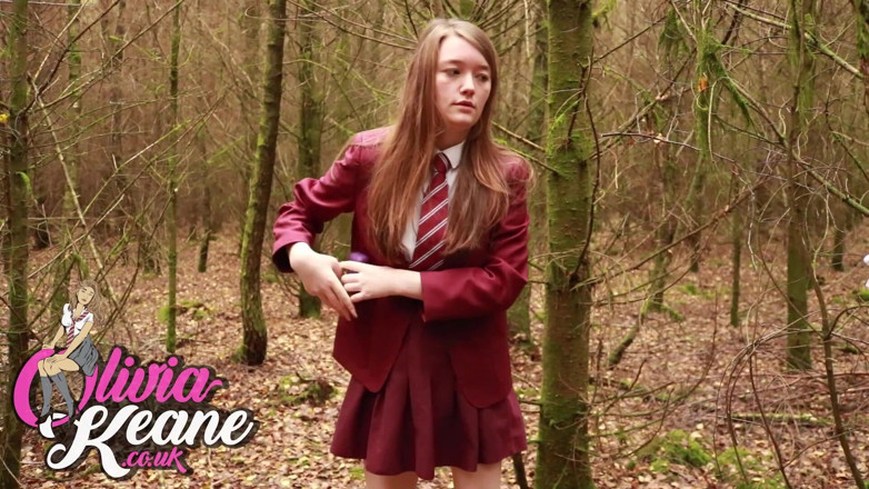 Olivia Keane: Universitária usa Shewee para mijar fora