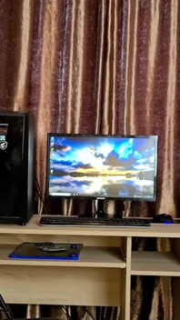 La ragazza sacchina prende un cazzo per aggiustare il computer