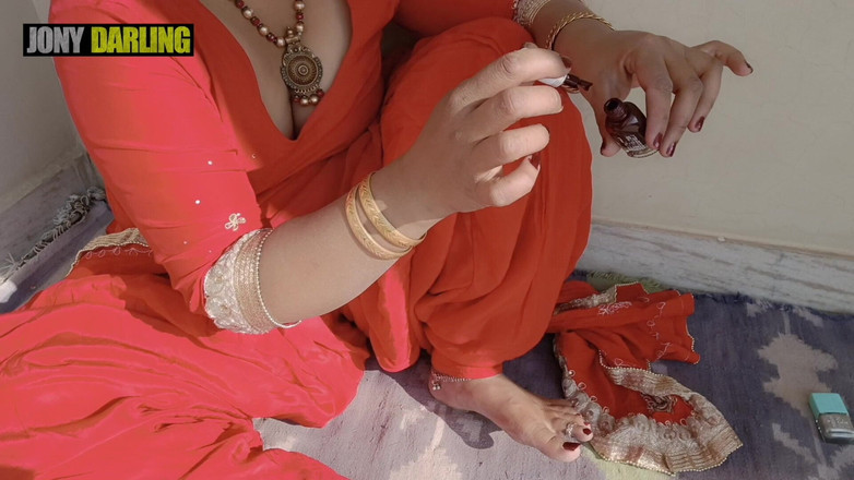 Jony Darling: Bhabhi Punjabi memukul kukunya di atas bumbung