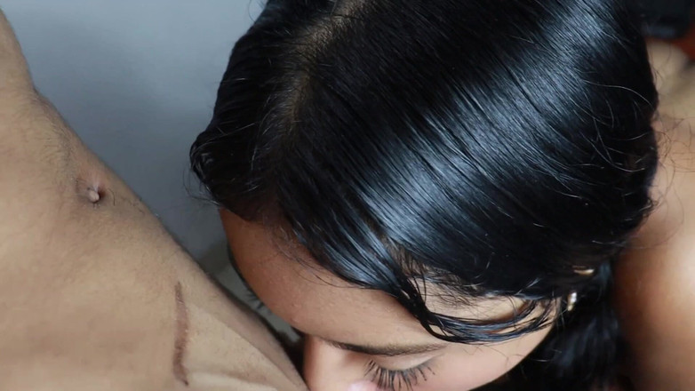 Jamesxd1010: 我的继妹来到我的房间看邻居，但我向她展示我的鸡巴，让她看到我