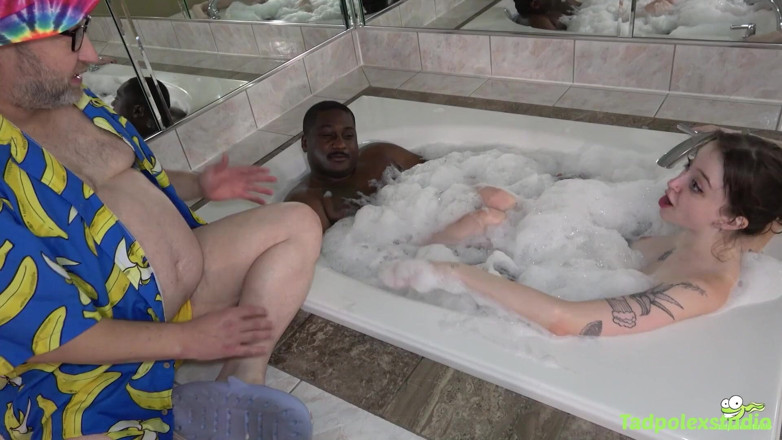 TadpolexStudio: Sunny Daze's Sugar Daddy Gets Her a BBC