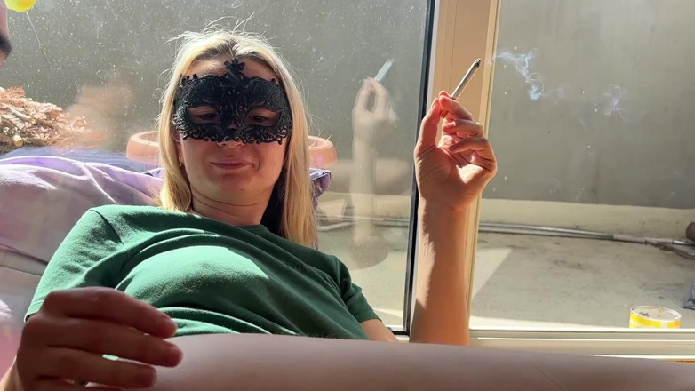 EvaGreyZ: Kongkek adik tiri saya yang merokok dengan kondom!