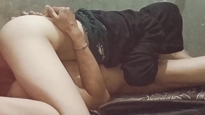 Noah: Jonge Aziatische vriendin (18+) eerste romantische nacht in hotel - echt amateurpaar