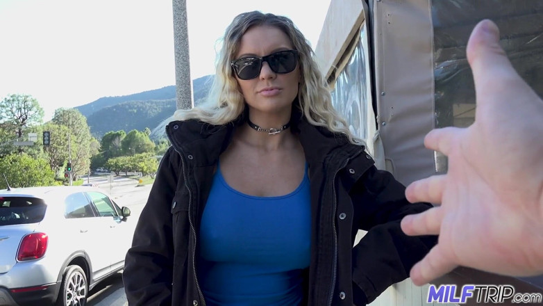 MILF Trip: Жадная до спермы милфа Kenzie Taylor бармен смешивает сок киски с членом