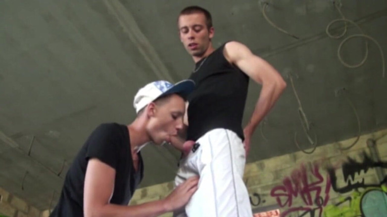 Crunch Boy: Slut fucked by his 2 friends outdoor