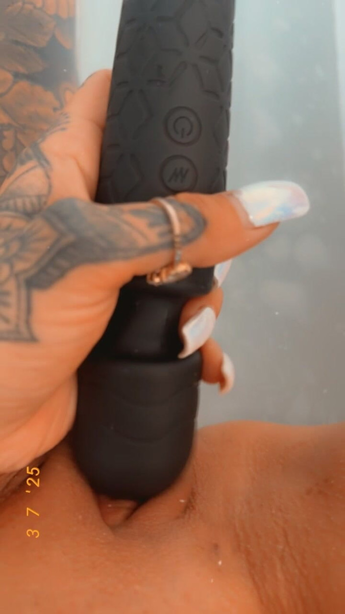 Tattoomilf: बाथटाइम वाइब्रेशन