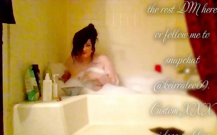Keirra and Leo: Hot BBW smoking in the tub