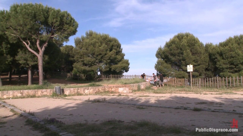 Public Disgrace by Kink: Чарівна 18-річна змушена повзати на колінах, смоктати член і отримувати дупу