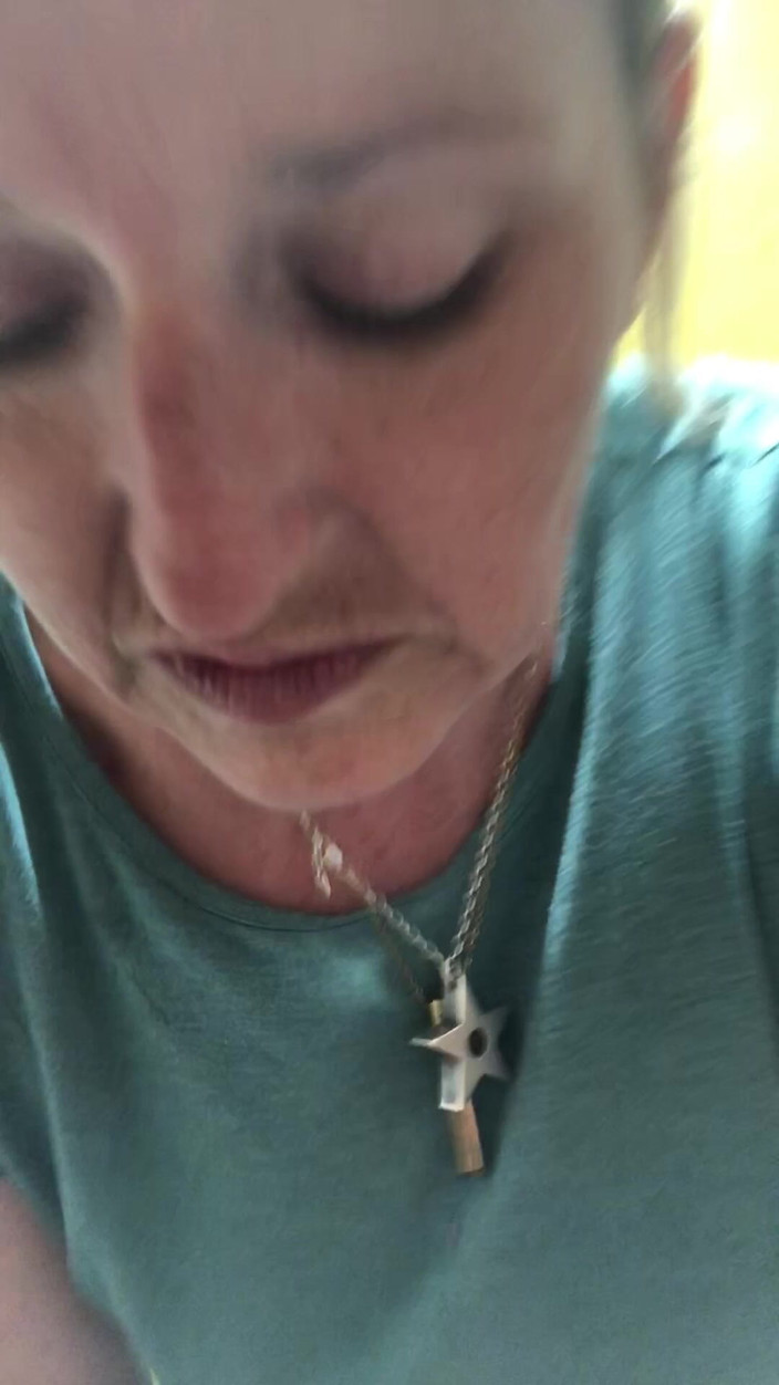 Pissing Paradise: 24시간 이상 여행한 후 공항에서 집으로 가는 길에 오줌 싸기