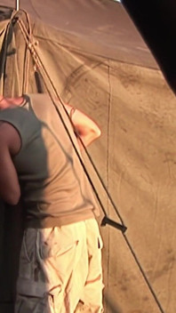 Intense dubbele penetratie in het militaire kamp