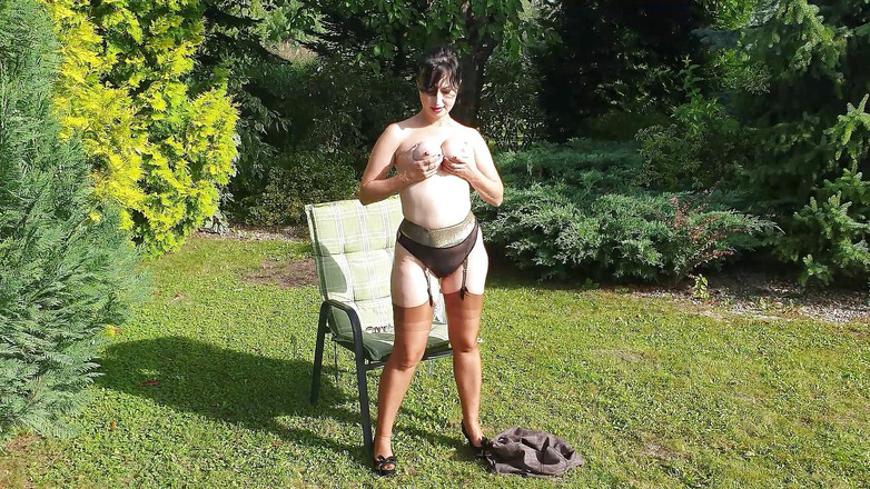 Wanilianna: Güneşte naylon çorap ve cam dildo