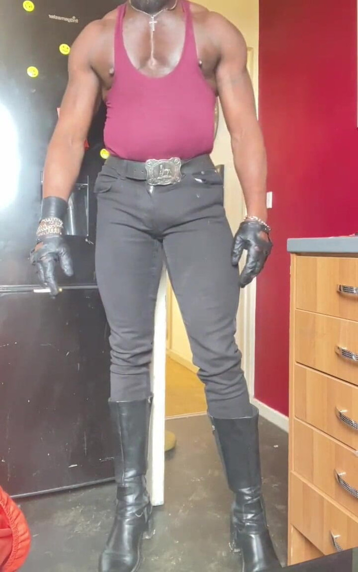 Black mature kinky muscle: Britischer schwarzer rauch flex &amp; tittenspiel