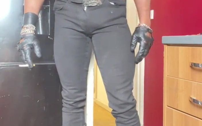 Black mature kinky muscle: 英国黑烟 Flex &amp; titplay