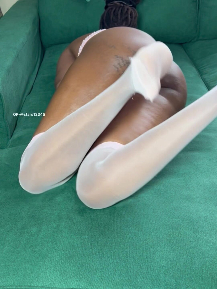 Its Nyota: 本物の、激しいライディングオーガズムを自慰するところを捕まえられそうになりました。